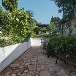 Andromaches Large Appartement